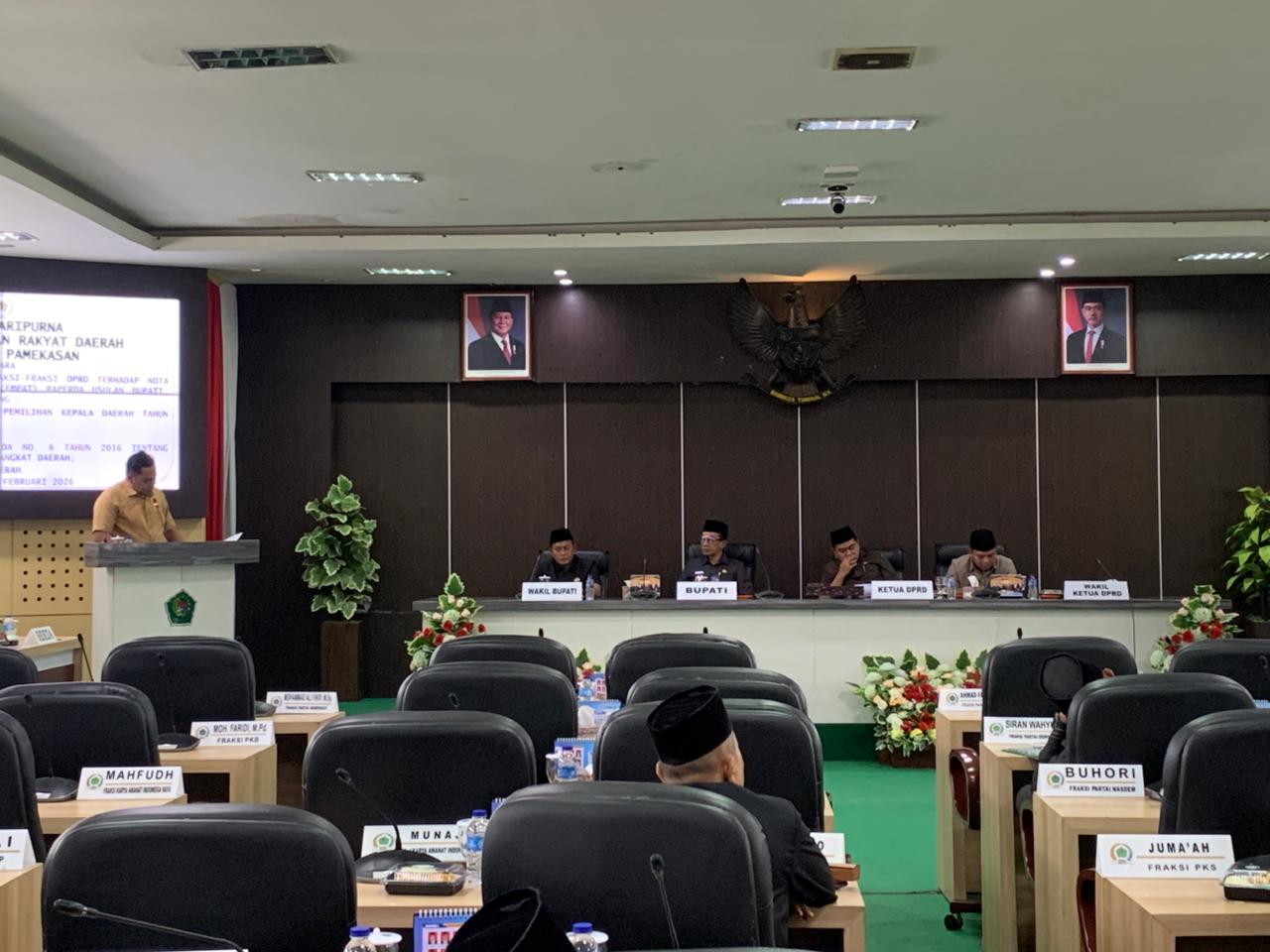 TEGAS: Juru bicara Fraksi PPP Abd. Rasyid Fansori menyampaikan PU terkait raperda pembentukan dana cadangan Pilkada 2029, Rabu (18/2).&nbsp;