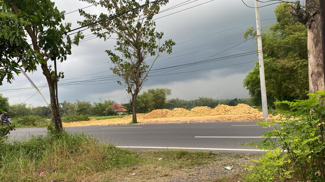 DIBIARKAN: Pengurukan lahan pertanian di Desa Dumajah, Kecamatan Tanah Merah, terkesan dibiarkan pada Rabu (4/2).&nbsp;