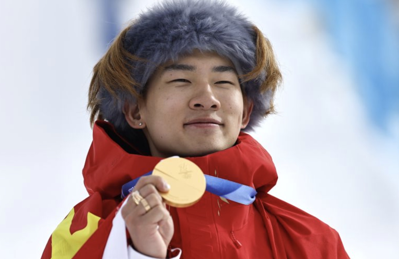 Su Yiming menunjukkan medali usai upacara snowboard slopestyle putra Olimpiade Milan-Cortina 2026 di Livigno, 18 Februari 2026. (Xinhua/Wang Peng)