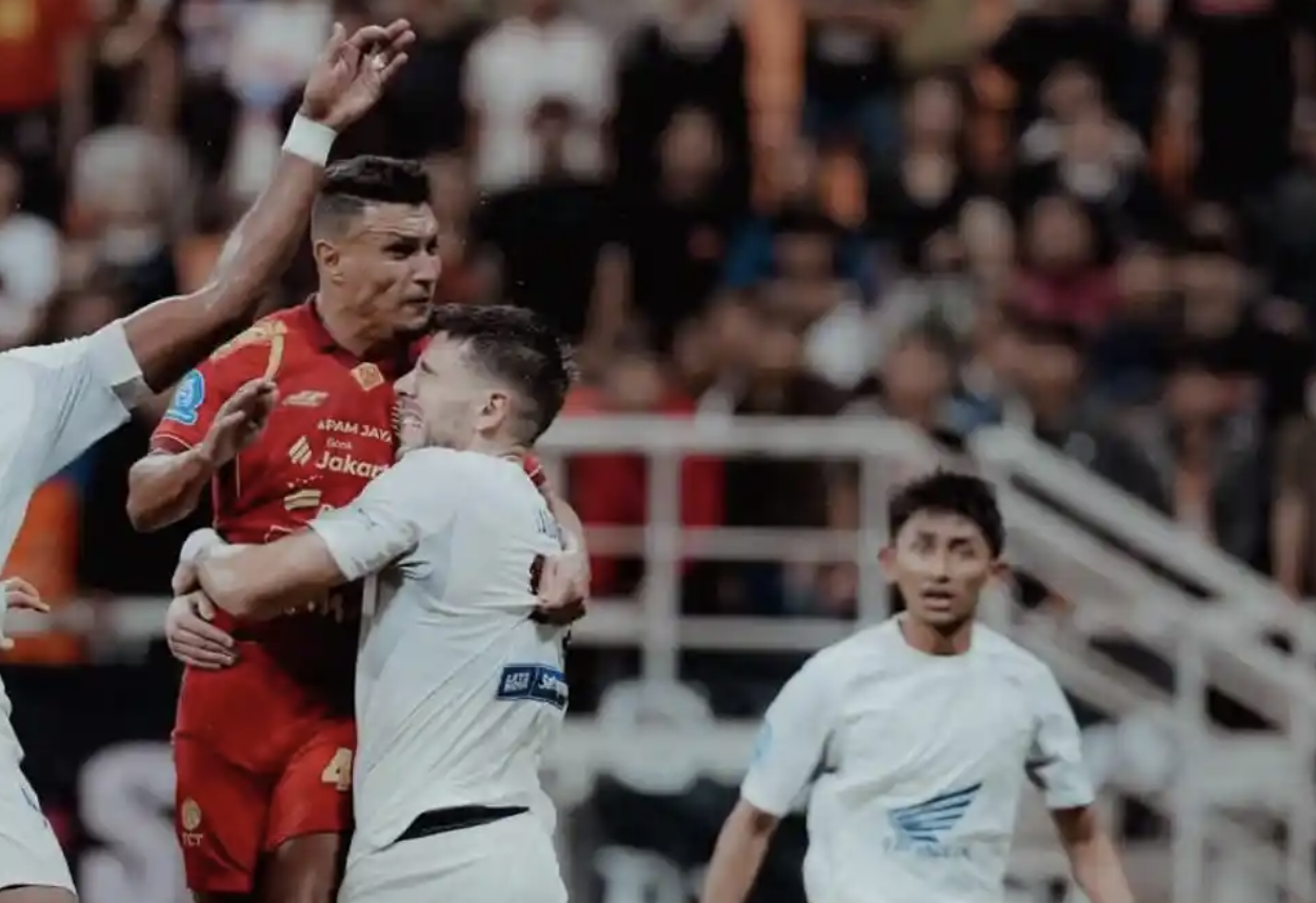 Potret gol Alaeddine Ajaraie saat cetak gol untuk Persija Jakarta di laga kontra PSM Makassar. Macz Man geruduk PSM Makassar seusai kena libas konyol Persija Jakarta, 1 nama jadi sasaran utamanya. 