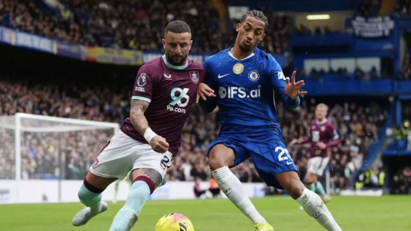 Kyle Walker dan Joao Pedro berebut bola dalam laga Premier League antara Chelsea vs Burnley di Stamford Bridge, 21 Februari 2026. (Ben Whitley/PA via AP)