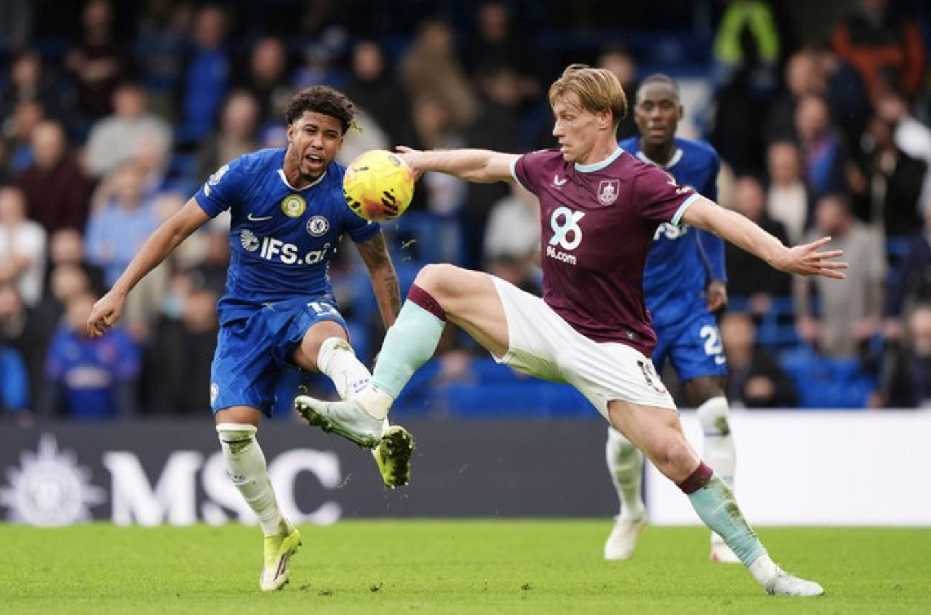 Duel Andrey Santos dan Zian Flemming dalam laga Premier League antara Chelsea vs Burnley di Stamford Bridge, 21 Februari 2026 (c) Ben Whitley/PA via AP