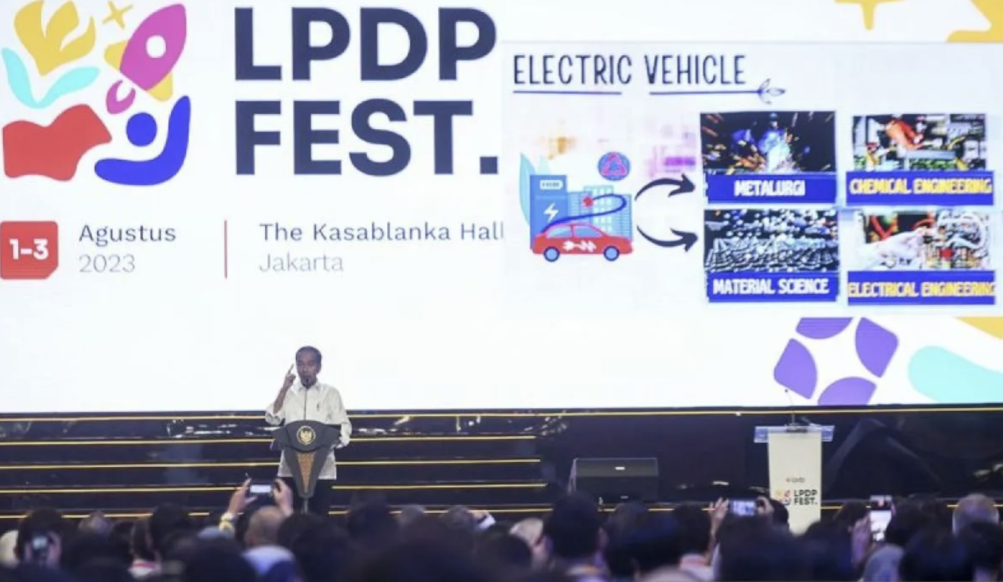 Presiden Joko Widodo memberikan arahan saat menghadiri LPDP Festival 2023 di Jakarta, Kamis (3/8/2023). ANTARA FOTO/Hafidz Mubarak A/hp/pri.