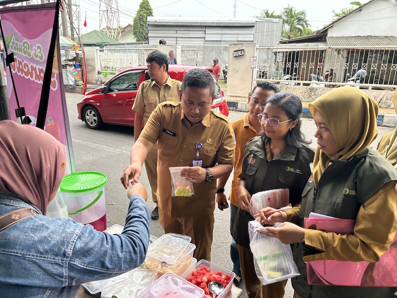 Tim BBPOM Surabaya bersama DPKP Jatim didampingi DPKP Bangkalan mengecek zat berbahaya pada makanan di stan Bazar Takjil Bangkalan.  