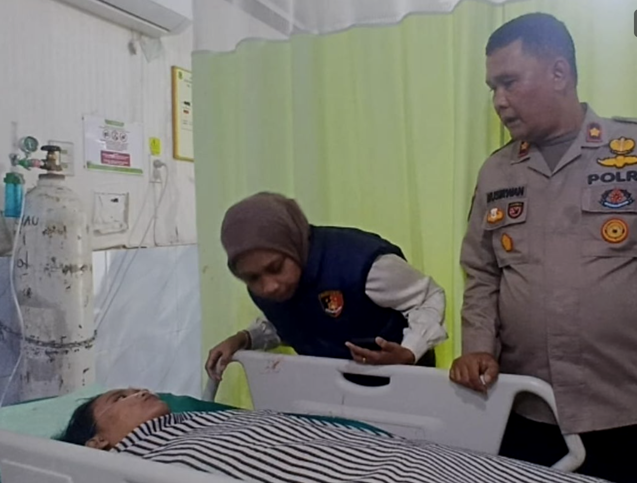 Kapolsek Bina Widya, Kompol Nusirwan melihat kondisi korban di RS Bhayangkara usai dibacok mahasiswa di kampus UIN Suska Riau di, Pekanbaru, Kamis (26/2/2026).(KOMPAS.COM/Dok. Polsek Bina Widya.)