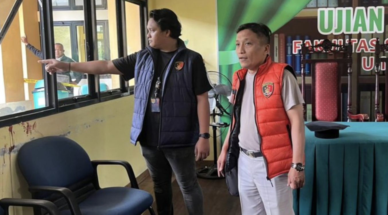 Polisi olah TKP di kampus UIN Suska Riau. (Raja Adil Siregar/detikcom)