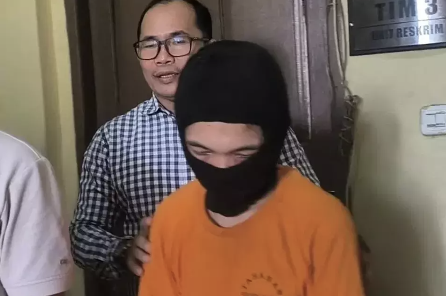 Tersangka pelaku pembacokan mahasiswi UIN Suska Riau saat ditahan di Polsek Bina Widya, Pekanbaru, Kamis 26 Februari 2026. (Beritasatu.com/Effendi Rusli)
