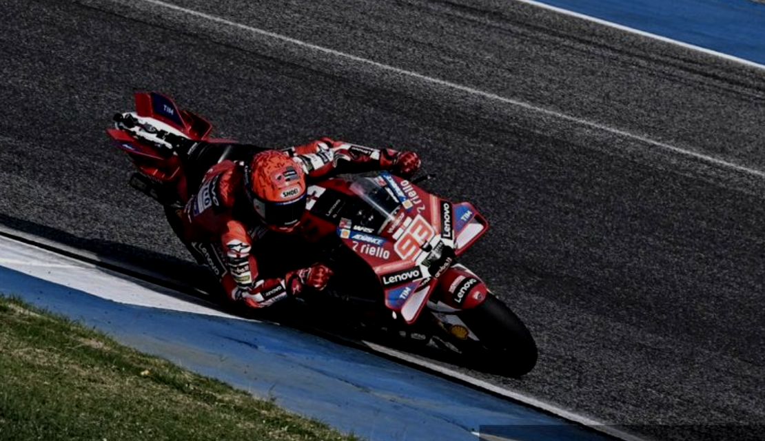 Pebalap tim Ducati Lenovo asal Spanyol, Marc Marquez, melaju di lintasan selama hari kedua tes pramusim MotoGP 2026 di Sirkuit Internasional Buriram di Buriram pada 22 Februari 2026.(AFP/LILLIAN SUWAN