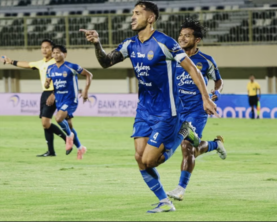 Pemain PSIM Yogyakarta melakukan selebrasi usai mencetak gol ke gawang PSBS Biak di laga Super League.(X @PSIMJOGJA)