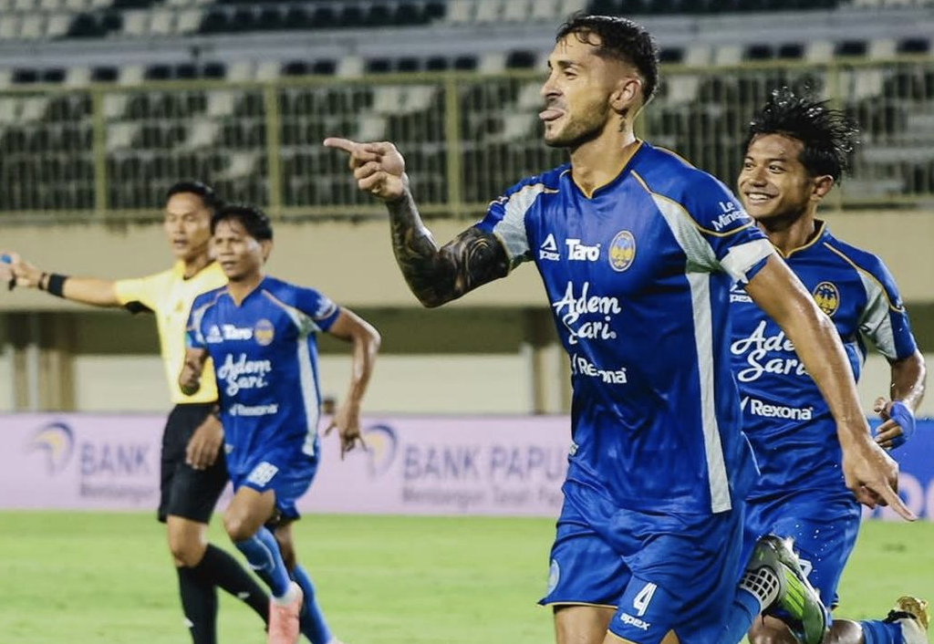 Ekspresi kapten PSIM Yogyakarta, Franco Ramos Mingo usai tandukannya membobol gawang PSBS Biak dalam laga lanjutan BRI Super League 2025/2026 di Stadion Maguwoharjo, Sleman, Jumat (27/2/2026). 