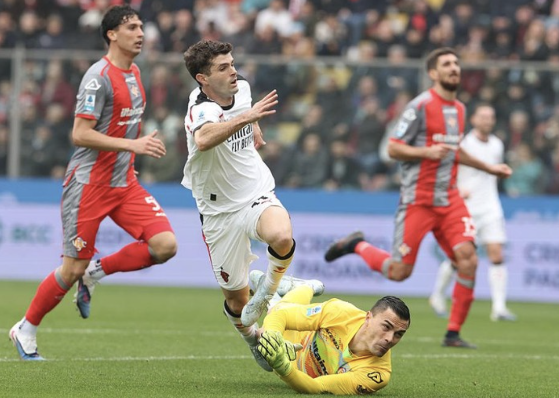 Momen Emil Audero membendung usaha Christian Pulisic. (Foto: AC Milan via Getty Images/Claudio Villa)