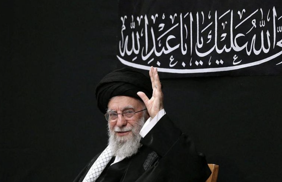 Foto: Pemimpin Tertinggi Iran Ayatollah Ali Khamenei menghadiri upacara untuk memperingati Asyura, hari paling suci dalam kalender Muslim Syiah, di Teheran, Iran, 5 Juli 2025. (via REUTERS/Office)