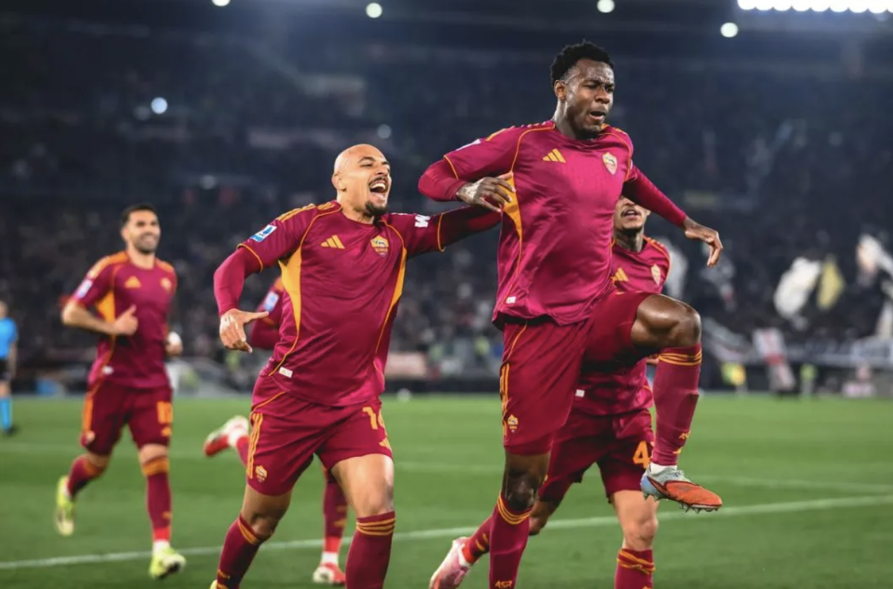 Bek AS Roma Evan Ndicka merayakan keberhasilannya mencetak gol ke gawang Juventus pada pertandingan Liga Italia di Stadion Olimpico, Roma, Minggu (1/3/2026) 