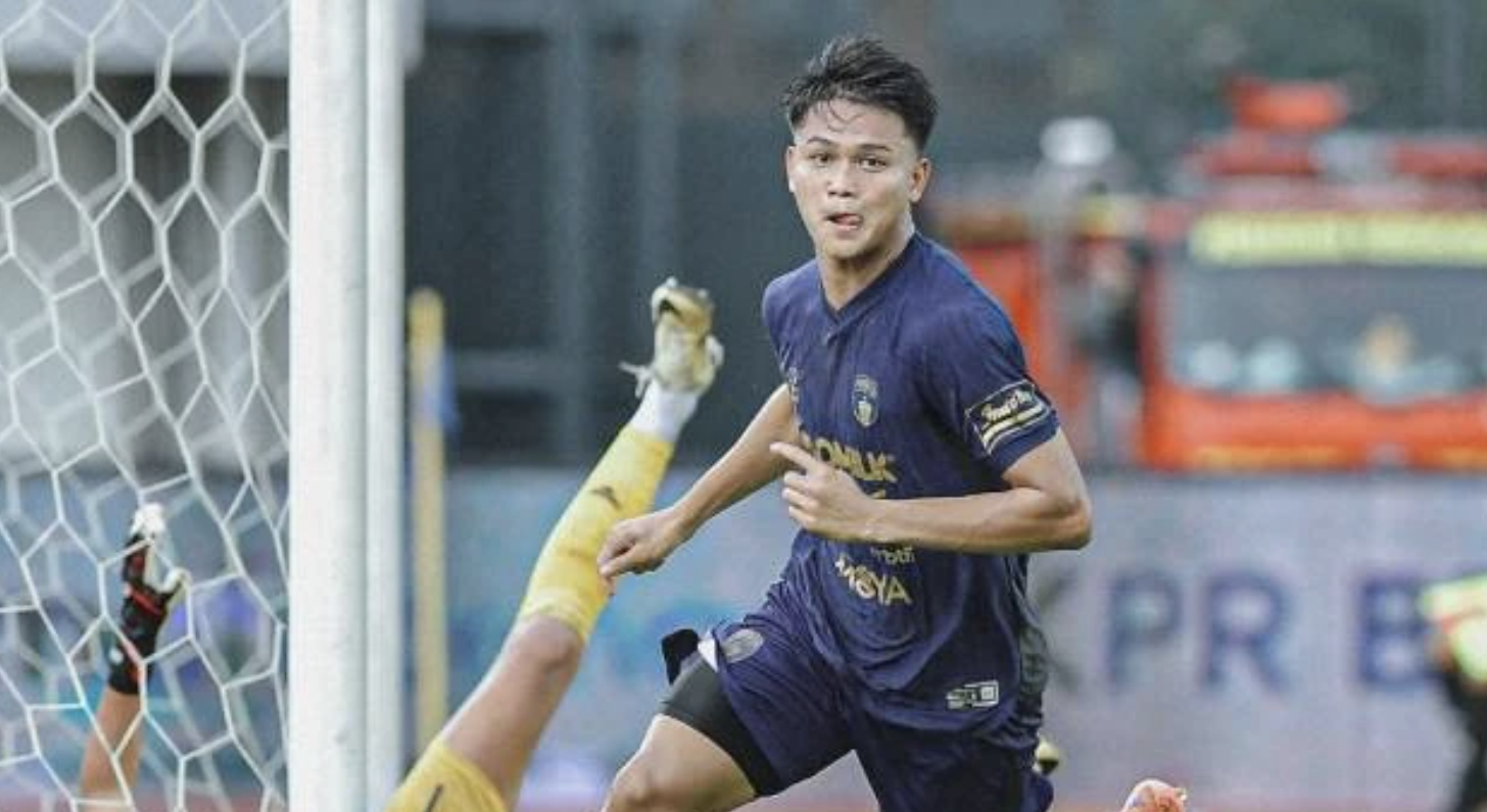 Penyerang Persita Tangerang Hokky Caraka usai mencetak gol ketika mengalahkan Persik Kediri 3-0 di Indomilk Arena, Minggu (21/12/2025), pada pekan ke-15 Super League. (Sumber: Persitafc.com)