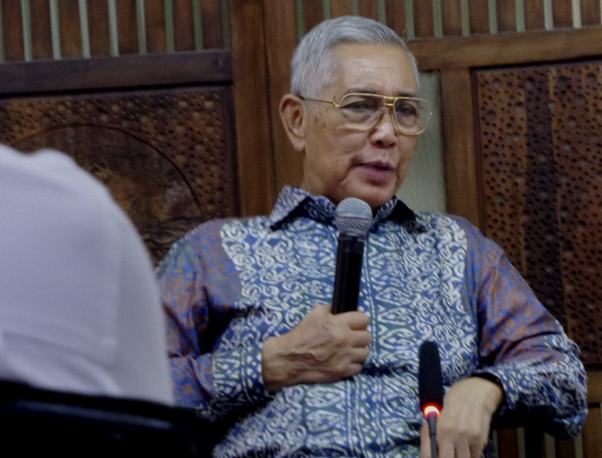 Wakil Presiden keenam RI Try Sutrisno saat menjadi pembicara dalam diskusi di kantor Para Syndicate, Jakarta, Kamis (26/10/2017).(KOMPAS.com/AMBARANIE NADIA)