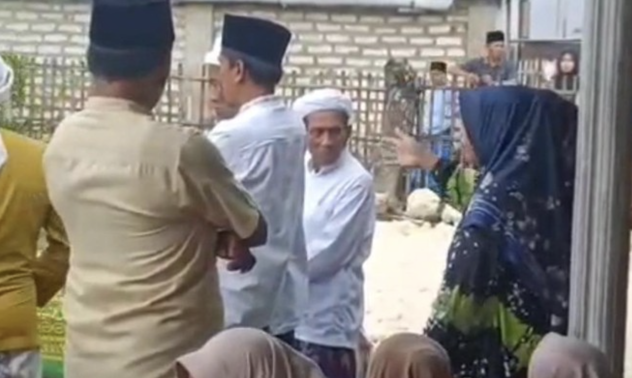 Emak-emak yang tahan penguburan jenazah di Sampang/Foto: Tangkapan layar