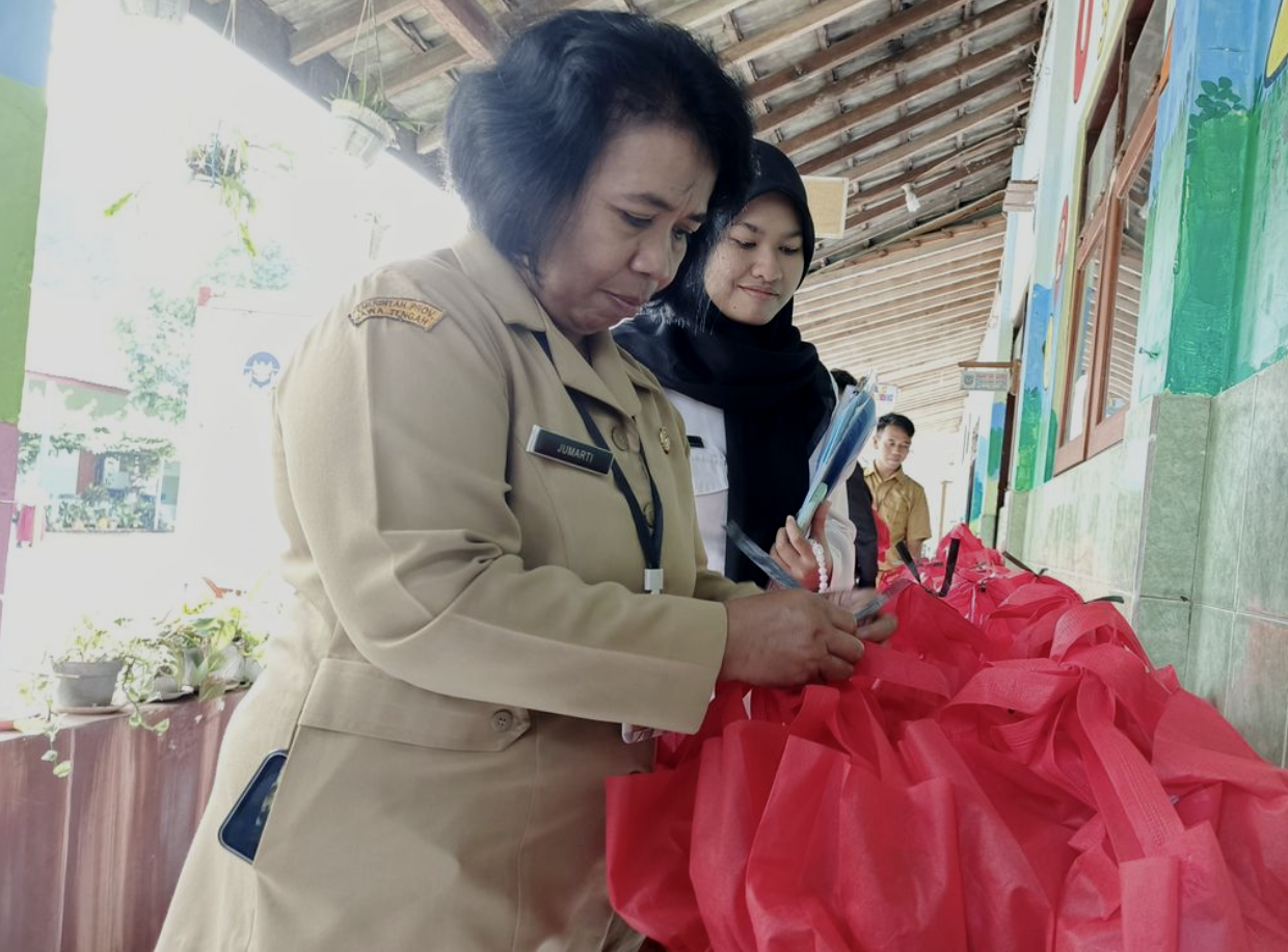 Kepala Sekolah SD Negeri Dukuh 05 Kecamatan Sidomukti Salatiga Jumarti memeriksa menu MBG(KOMPAS.com/Dian Ade Permana)