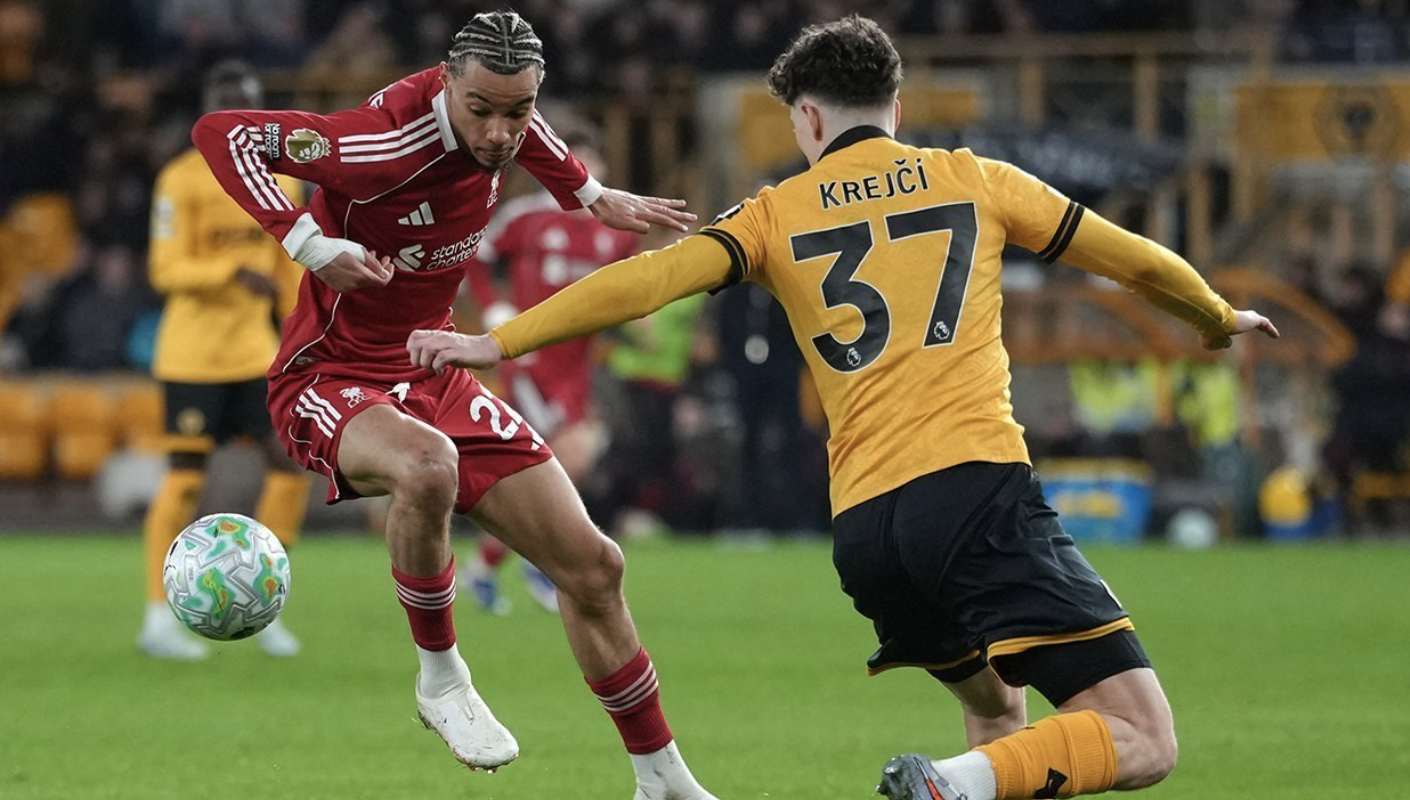 Hugo Ekitike berhadapan dengan Ladislav Krejci dalam laga Liga Inggris antara Wolverhampton vs Liverpool di Molineux Stadium, 4 Maret 2026 (c) AP Photo/Dave Shopland