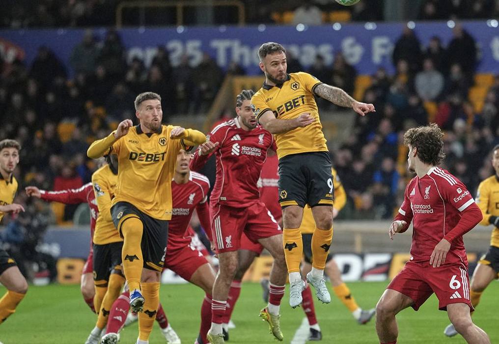 Adam Armstrong menyundul bola dalam laga Liga Inggris antara Wolverhampton vs Liverpool di Molineux Stadium, 4 Maret 2026. (AP Photo/Dave Shopland)