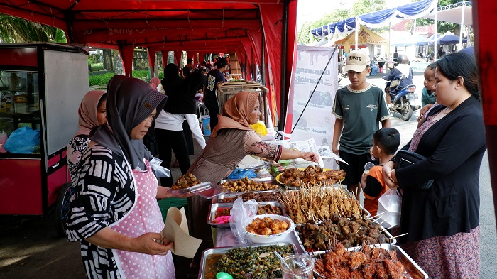 f-Bazar 3-vin  SIBUK: Pembeli mengantre di salah satu stan yang menjual lauk di Bazar Takjil Ramadan.