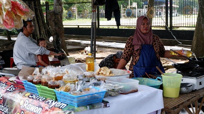 f-Bazar 4-vin  MENYAJIKAN: Pedagang sibuk menyajikan menu jualannya di stan Bazar Takjil Ramadan.