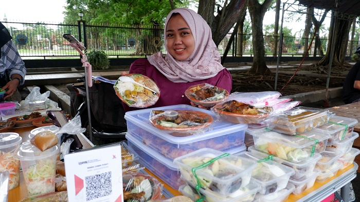 f-Bazar 4-vin  MENYAJIKAN: Pedagang sibuk menyajikan menu jualannya di stan Bazar Takjil Ramadan. 