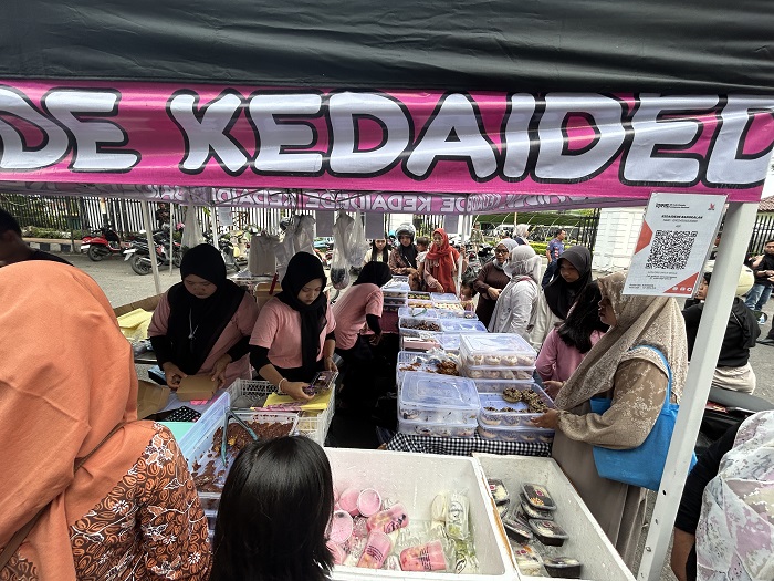 JADI PRIMADONA: Kru Kedai Dede melayani pembeli dengan antusias.&nbsp;VIVIN AGUSTIN HARTONO/JPRM