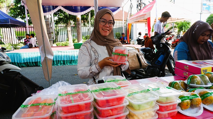  SEHAT: Intan menunjukkan buah-buahan segar yang dijual di Bazar Takjil Ramadan, Bangkalan.&nbsp;