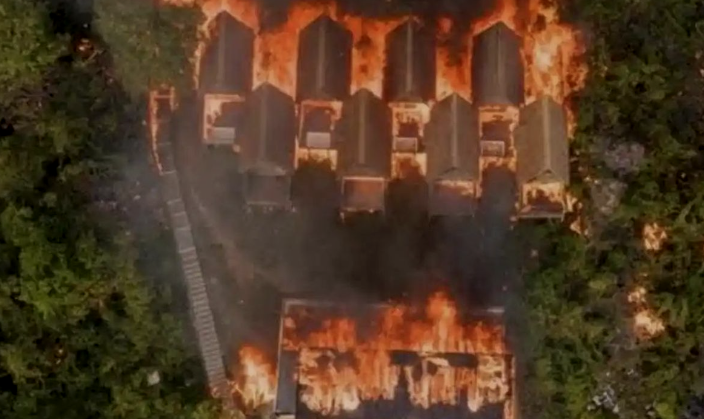Hotel Paduppa Resort di Bulukumba, Sulsel, terbakar pada Selasa (3/3/2026).(Tribun-timur.com/Ist)