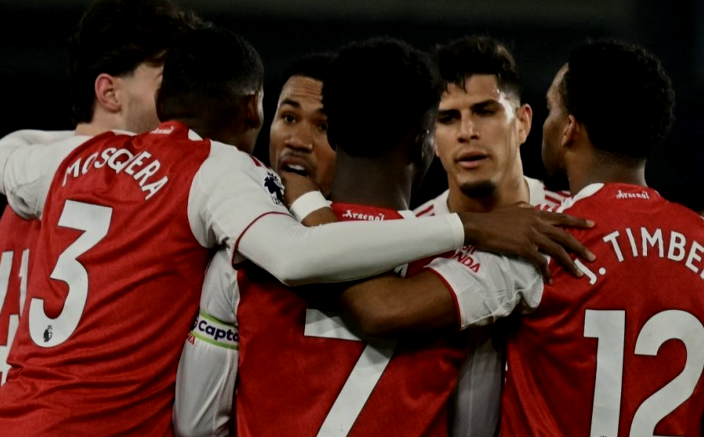 Para pemain Arsenal merayakan gol pembuka laga dari Bukayo Saka di ajang Liga Inggris antara Brighton and Hove Albion dan Arsenal di American Express Community Stadium di Brighton.