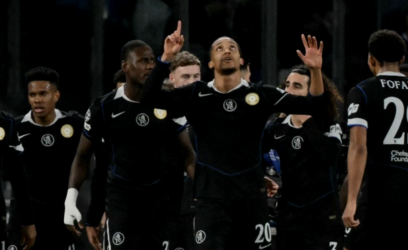 Striker Chelsea asal Brasil, Joao Pedro, saat merayakan gol bersama teman-temannya(AFP/ALBERTO PIZZOLI)