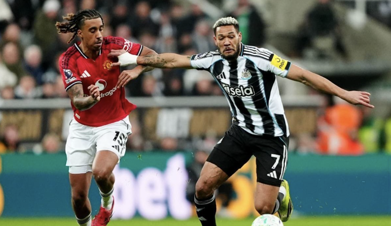 Pemain Manchester United, Leny Yoro (kiri), dan pemain Newcastle United, Joelinton, beraksi dalam laga Premier League, Kamis (5/3/2026) dini hari WIB. (c) Owen Humphreys/PA via AP