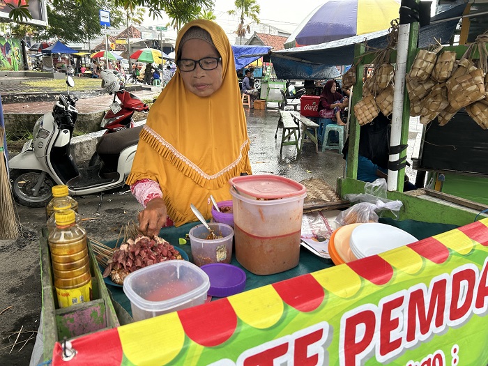 DIRAPIKAN: Misreh, penjual Sate Pemda, menata jualannya di stan 1 Bazar Takjil Ramadan, Bangkalan, Selasa (3/3).