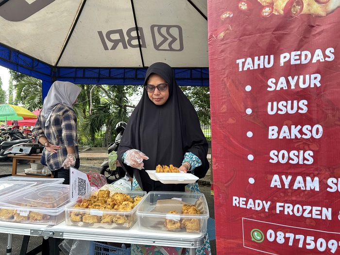 PEDAS: Leni menunjukkan display Tahu Jontor di stan 122 Bazar Takjil Ramadan, Bangkalan, Minggu (1/3).