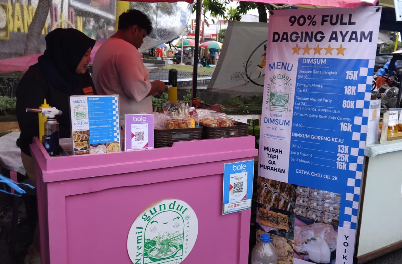 VARIATIF: Penjaga stan Dimsum Nyemil Gundut menyiapkan menu kepada pembeli, Kamis (5/2).