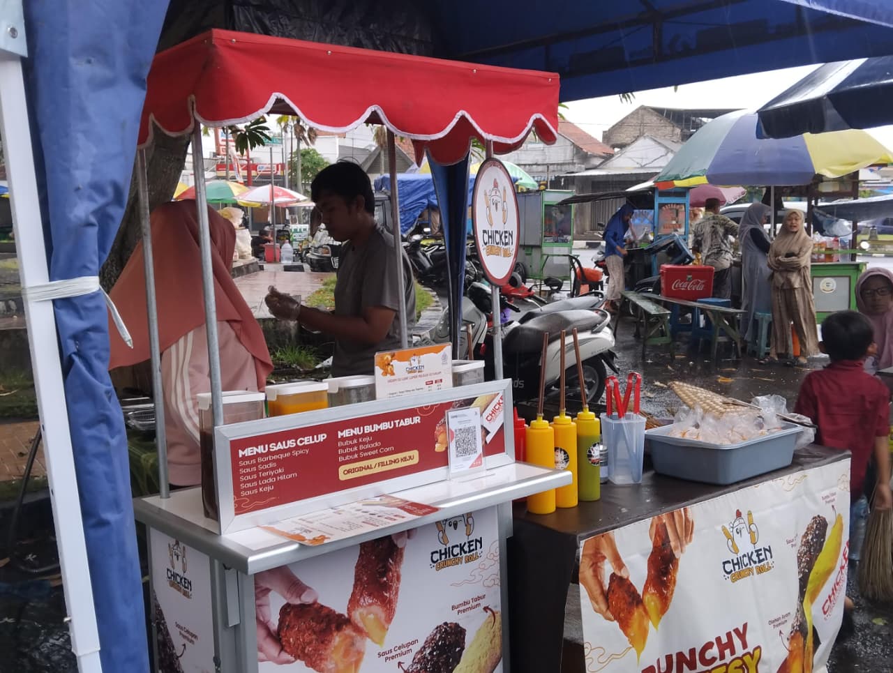 JADI FAVORIT: Penjual menyiapkan olahan chicken roll di stan Bazar Takjil Ramadan, Kamis (5/2).  