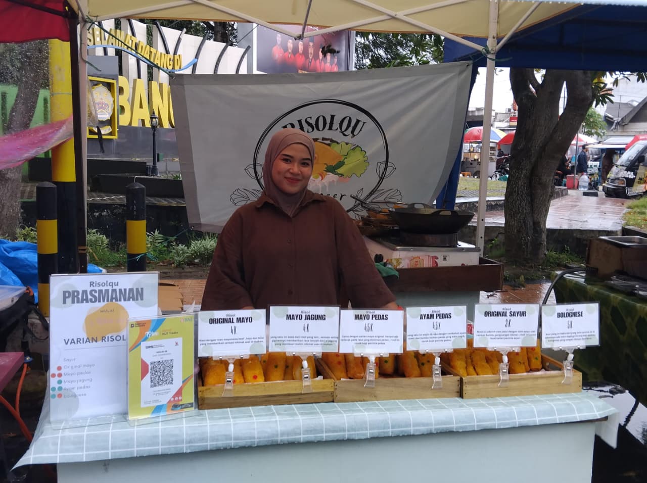 LARIS MANIS: Widya berada di kedai risolnya di area Bazar Takjil Bangkalan, Kamis (5/2).