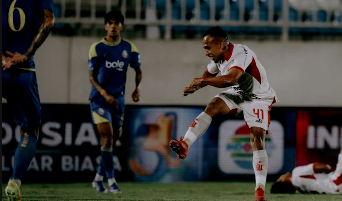 Irfan Jaya menendang bola dalam pertandingan Arema FC vs Bali United yang bergulir pada Jumat (6/3/2026) malam WIB di Stadion Kanjuruhan, Malang.(Bali United)