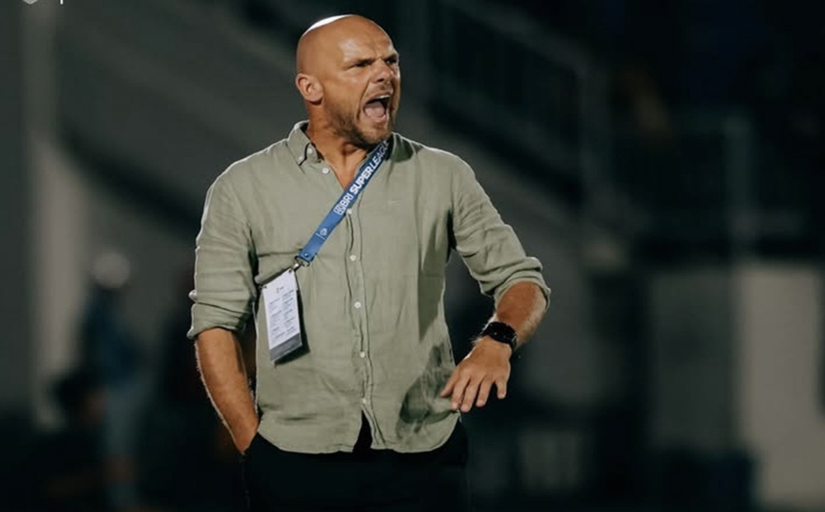Pelatih Bali United Johnny Jansen memberi instruksi dari pinggir lapangan saat anak asuhnya melawan Arema FC di Stadion Kanjuruhan, kemarin (6/3) malam. 