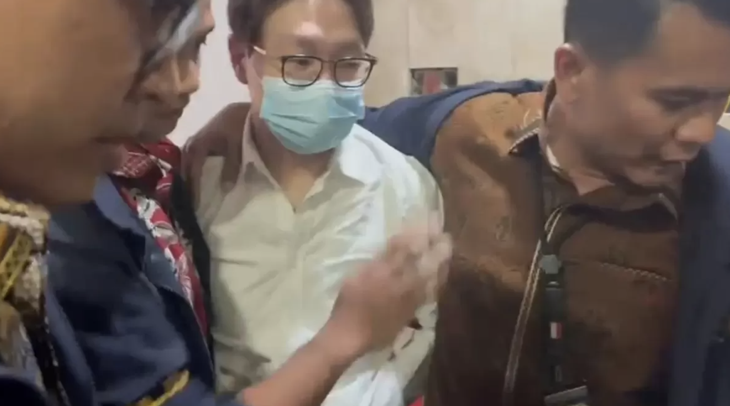 Dokter Richard Lee digiring petugas penegak hukum untuk dijebloskan ke penjara.