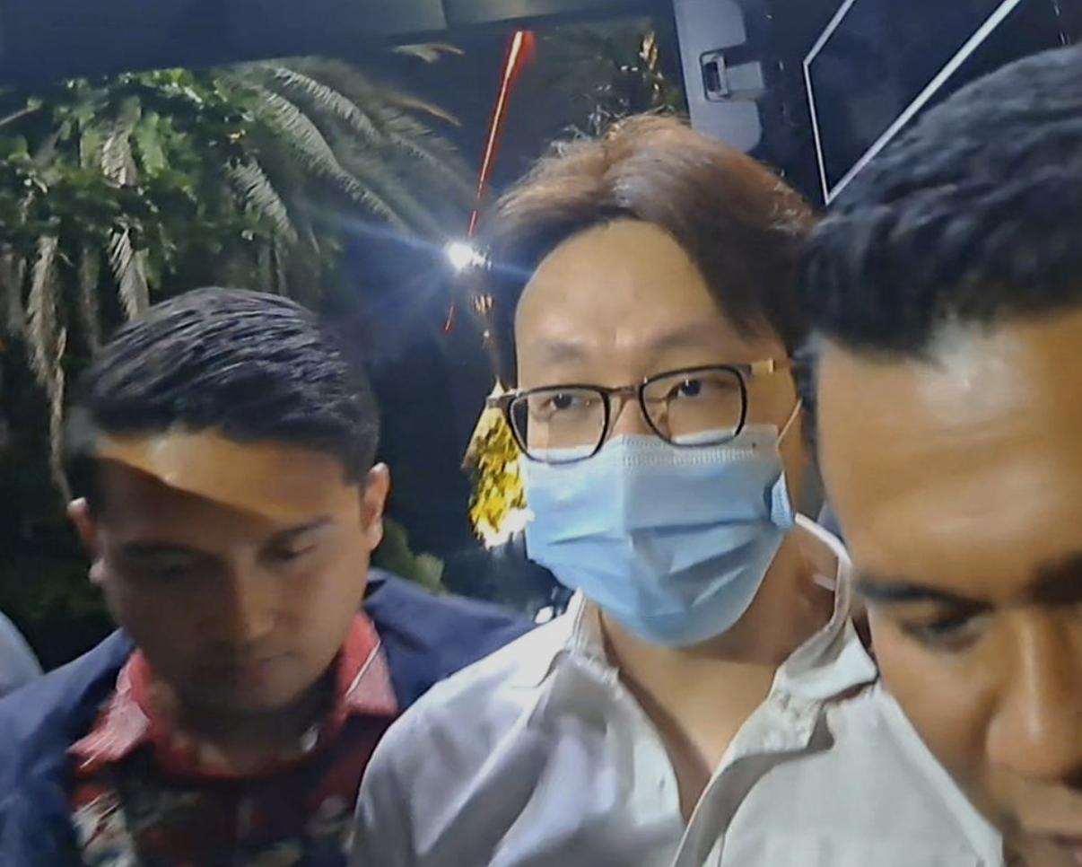 Richard Lee digiring polisi menuju ruang tahanan Polda Metro Jaya usai diperiksa di Gedung Ditreskrimsus, Jumat (6/3/2026). (Kompas.com/Disya Shaliha)