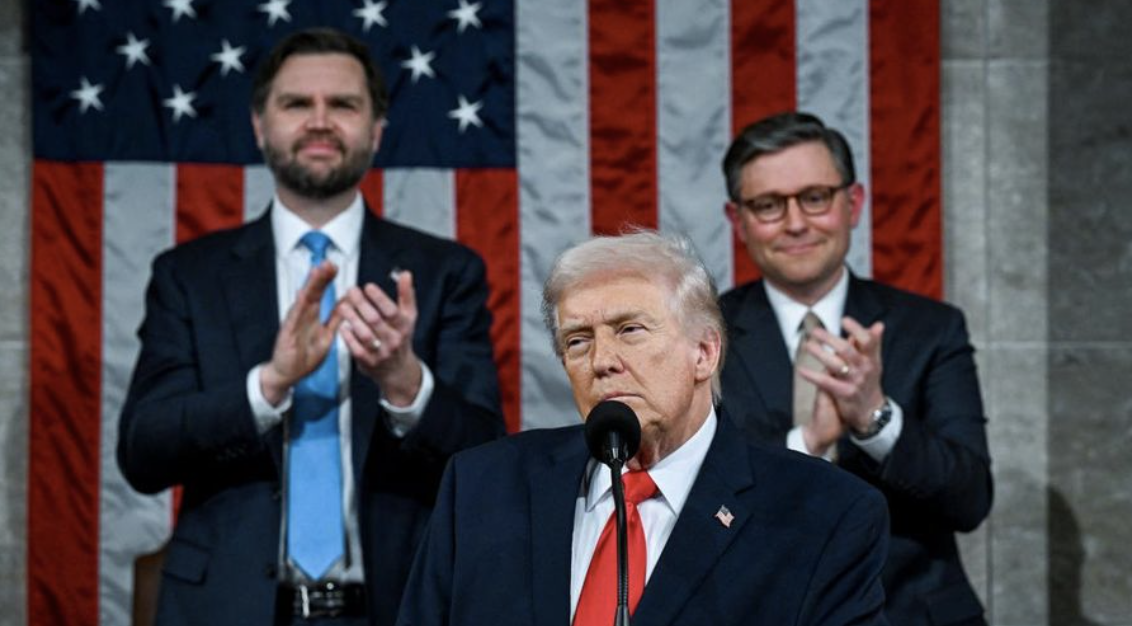 Foto: Presiden AS Donald Trump menyampaikan pidato kenegaraan di Kongres AS di Capitol, Washington, 24 Februari 2026, didampingi Wakil Presiden JD Vance dan Ketua DPR Mike Johnson. (REUTERS/Kenny Hols