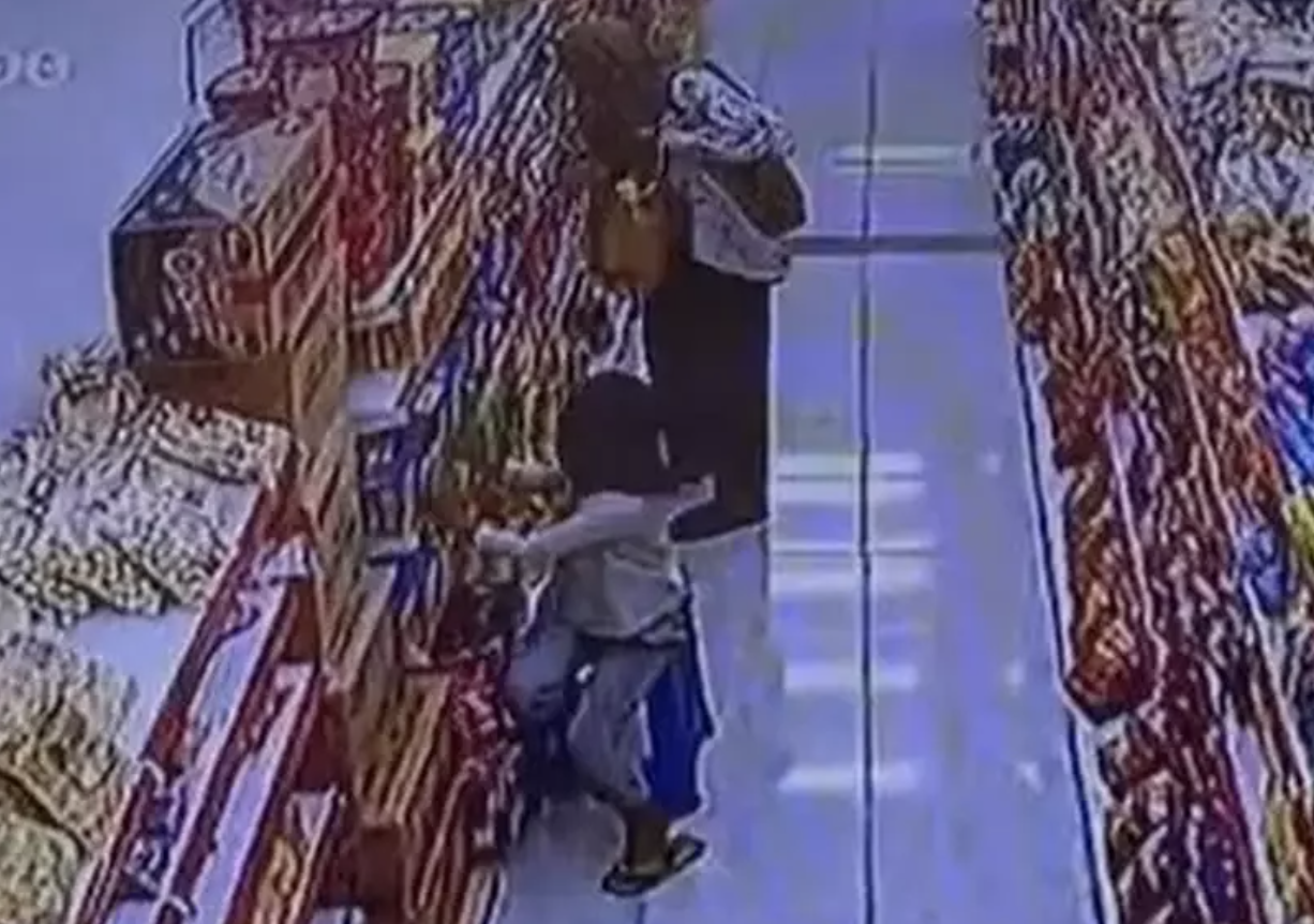 Rekaman CCTV memperlihatkan seorang mak-mak mencuri di sebuah minimarket di Kabupaten Barru, Sulawesi Selatan. (Istimewa)