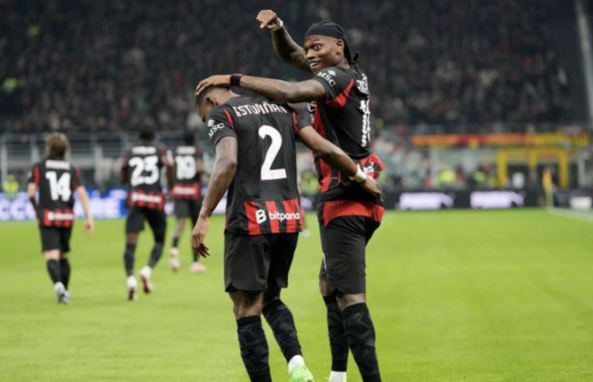 Pemain AC Milan, Pervis Estupinan (tengah), merayakan gol pembuka bersama Rafael Leao dalam laga Serie A melawan Inter Milan, Minggu (8/3/2026) (c) AP Photo/Luca Bruno