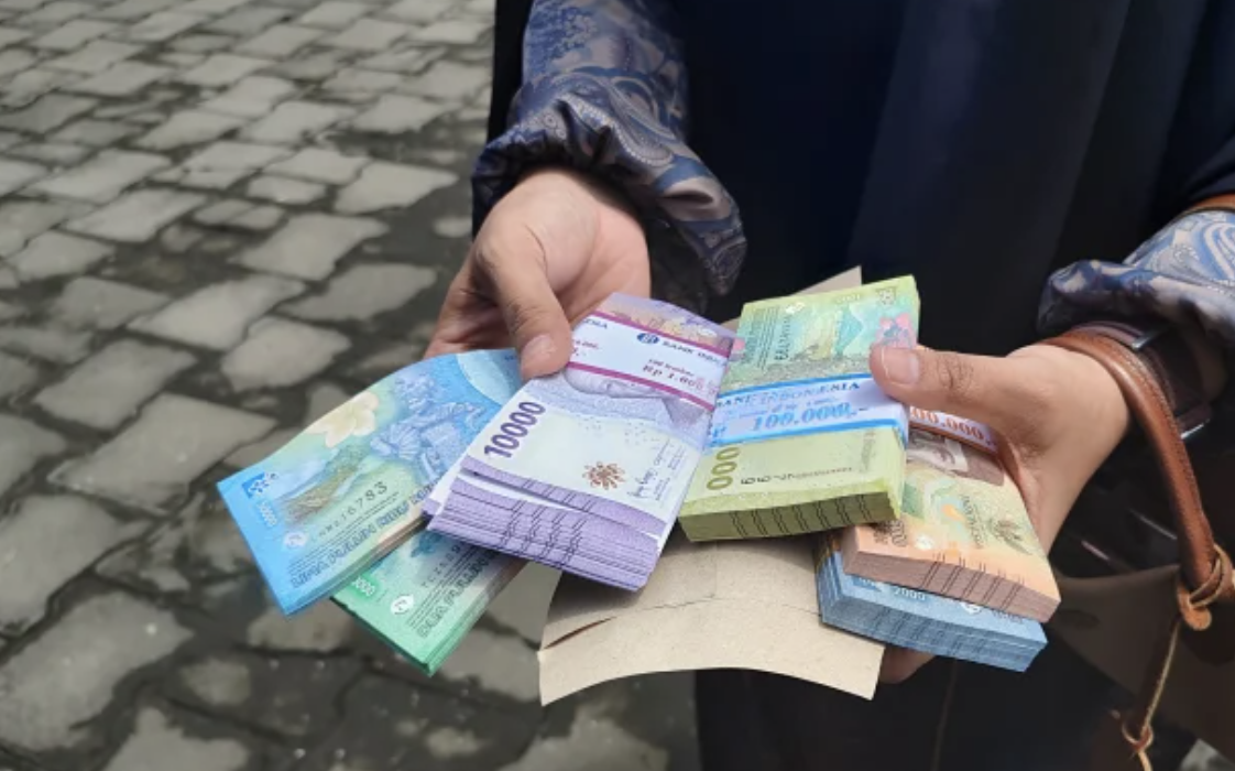 Masyarakat menukarkan uang rupiah pecahan kecil menghadapi momentum Idul Fitri 2026. (Foto: RRI/Wahyu Suryo)