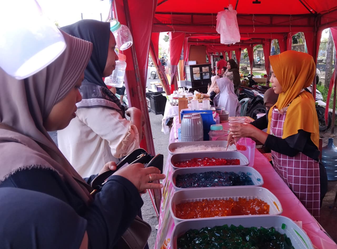 Pembeli membeli menu buka di stan Bazar Takjil Ramadan. Farah Arisanti