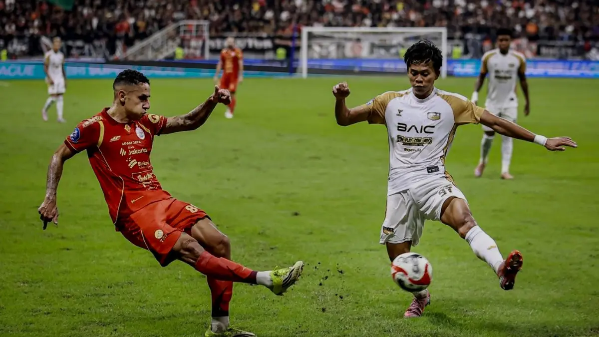 Pesepak bola Persija Jakarta Bruno Nunes de Barros (kiri) melepaskan tendangan dengan dibayangi pesepak bola Dewa United Banten FC
Mohammad Edo Febriansah (kanan) pada pertandingan BRI Super League di Jakarta International Stadium (JIS), Jakarta, Minggu (15/3/2026). Persija Jakarta bermain imbang 1-1 atas Dewa United Banten FC. ANTARA FOTO/Dhemas Reviyanto/wpa. (ANTARA
FOTO/Dhemas Reviyanto)