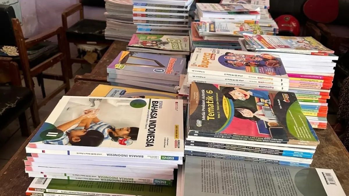 MENUMPUK: Kumpulan buku paket tersusun di meja SDN Durin Timur 1. 
