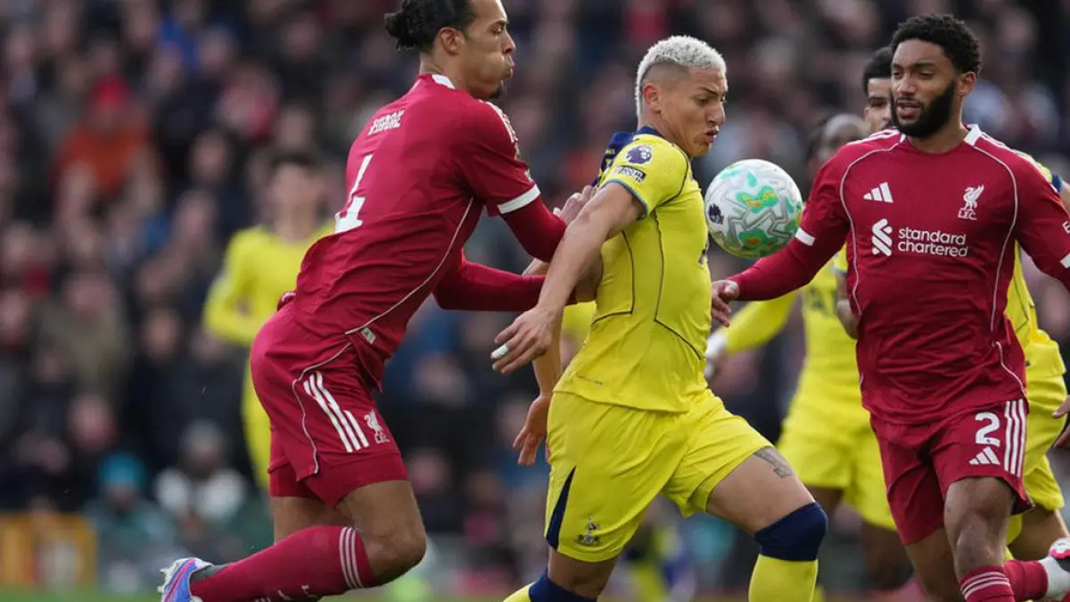 Striker Tottenham, Richarlison mencoba keluar dari tekanan dua bek Liverpool, Virgil van Dijk dan Joe Gomez,
Minggu (15/3/2026) (AP Photo/Jon Super)