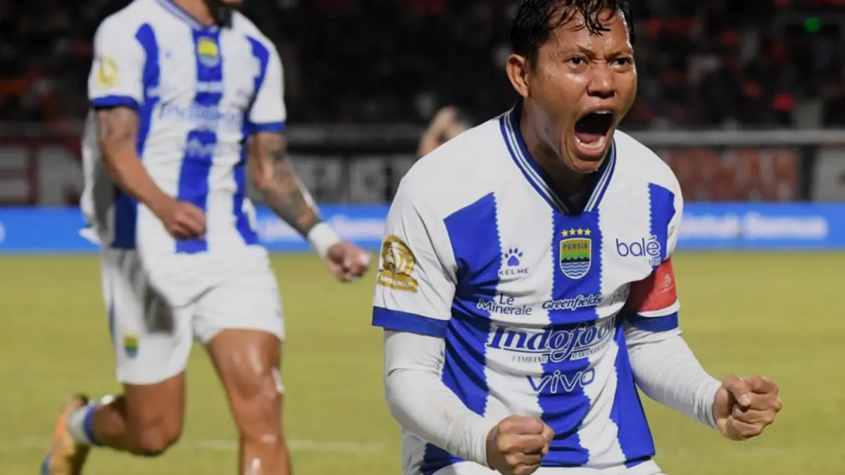 Pesepak bola Persib Bandung Adam Alis Setyano (kanan) berselebrasi usai mencetak gol ke gawang Borneo FC Samarinda saat
bertanding dalam lanjutan Indonesia Super League 2025/2026 di Stadion Segiri Samarinda, Kalimantan Timur, Minggu (15/3/2026).
ANTARA FOTO/M Risyal Hidayat/YU (ANTARA FOTO/M RISYAL HIDAYAT)